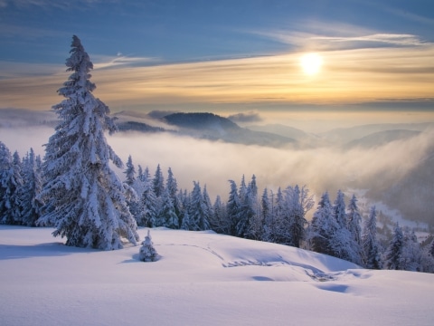 Sonnenaufgang am verschneiten Feldberg