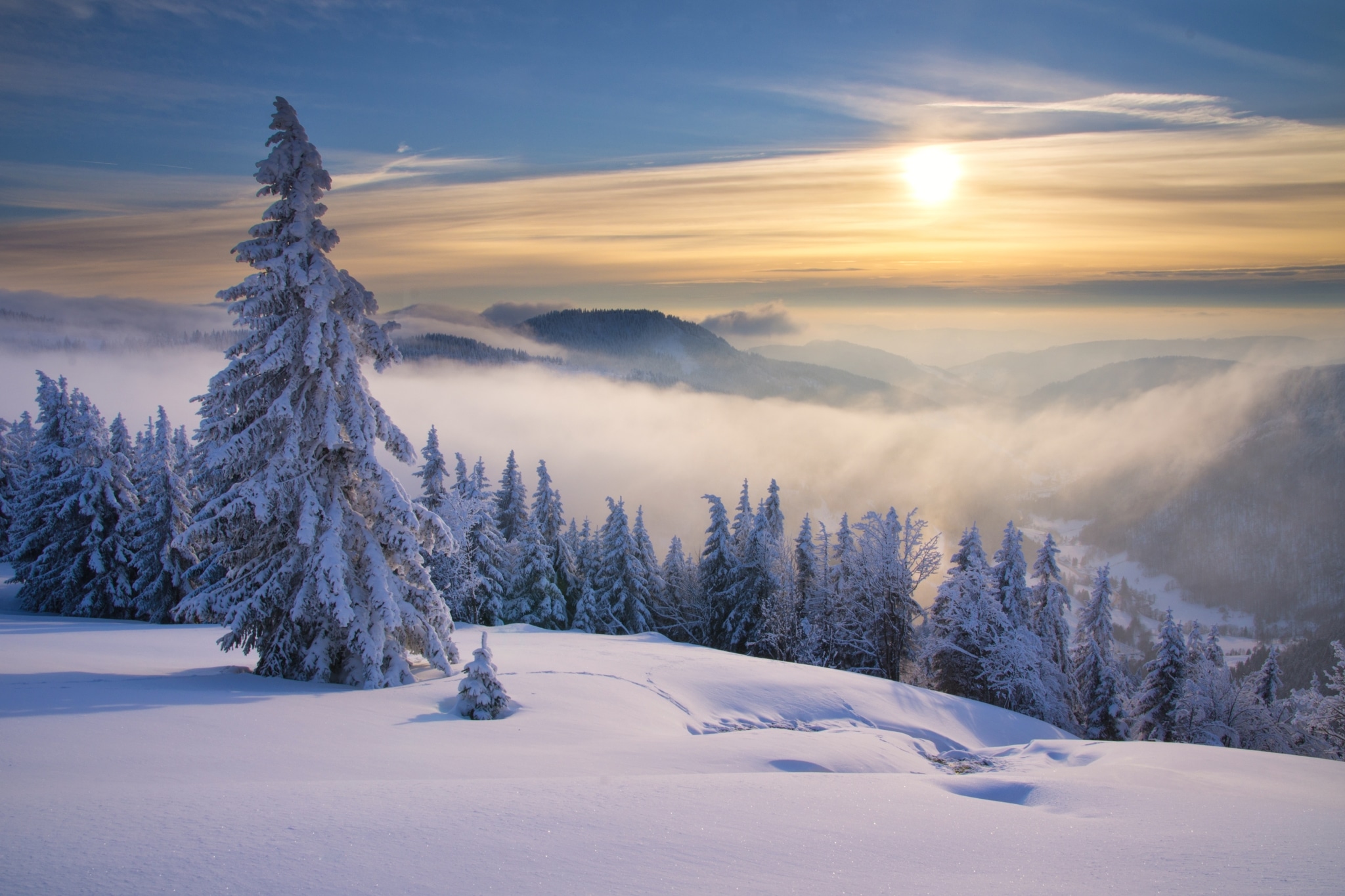 Sonnenaufgang am verschneiten Feldberg