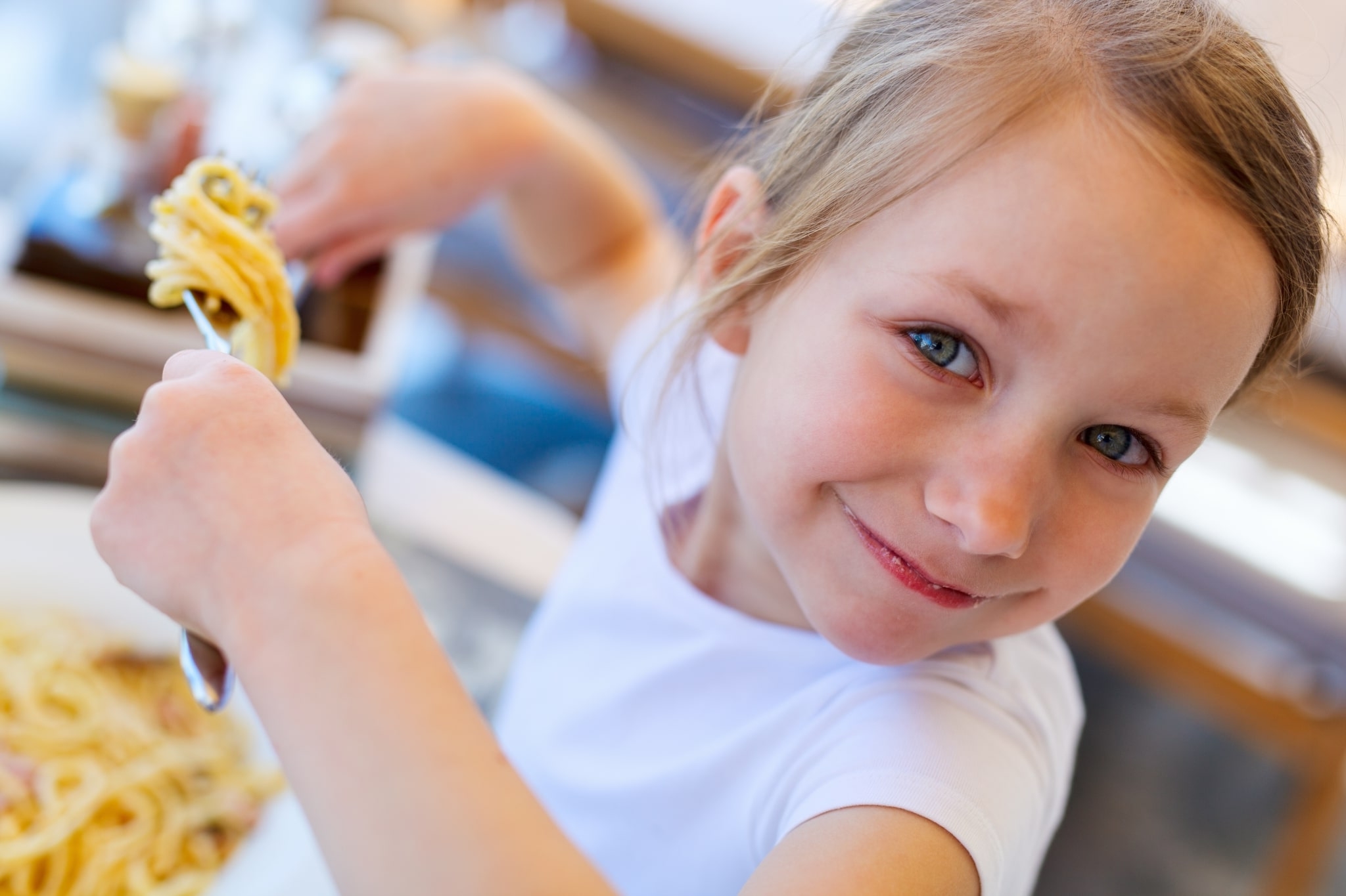 Kleines Mädchen beim Spaghetti-Essen