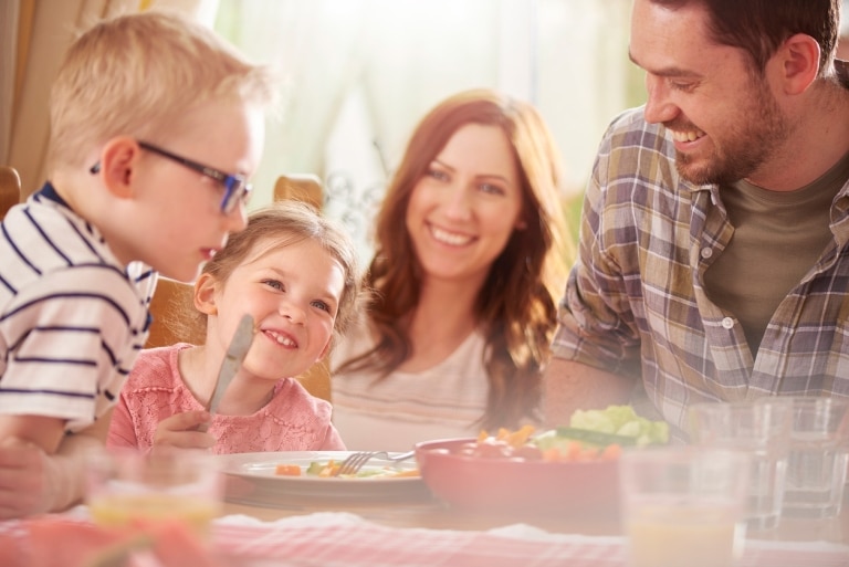 Familie beim Essen im Hotel